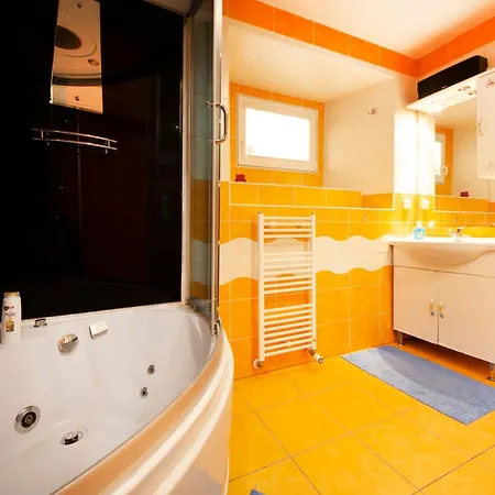 Apartmán Center Of With Jacuzzi